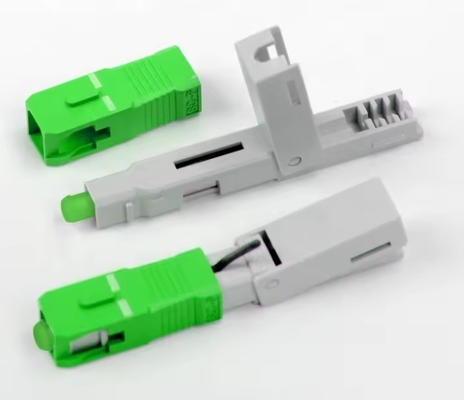 Instalação de conectores rápidos FTTH SC APC para instalação de campos de fibra óptica com baixa perda de sinal