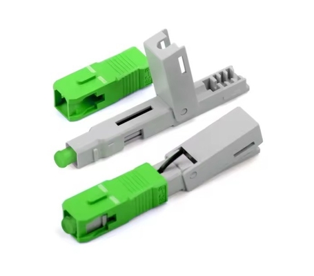 Instalação de conectores rápidos FTTH SC APC para instalação de campos de fibra óptica com baixa perda de sinal