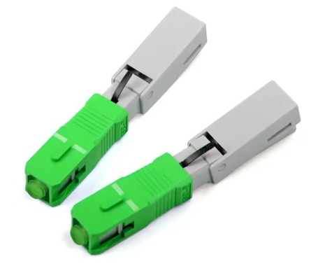 Instalação de conectores rápidos FTTH SC APC para instalação de campos de fibra óptica com baixa perda de sinal