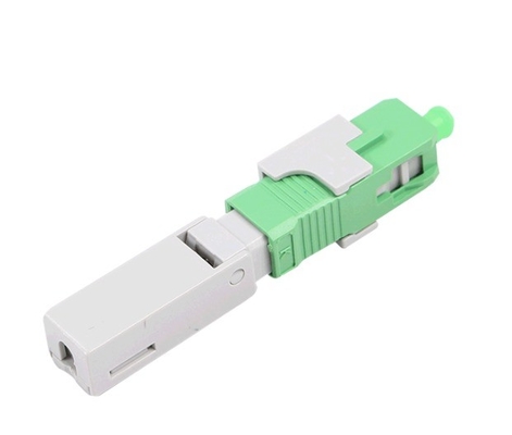 Instalação de conectores rápidos FTTH SC APC para instalação de campos de fibra óptica com baixa perda de sinal