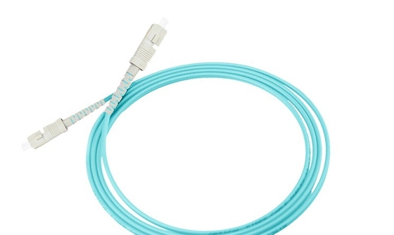 Conector de fibra óptica para tipos de fibra multimodo e transmissão de dados