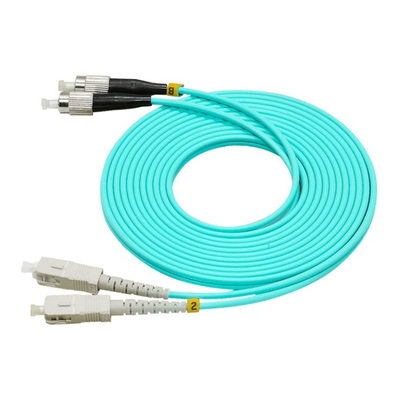 Conector de fibra óptica para tipos de fibra multimodo e transmissão de dados
